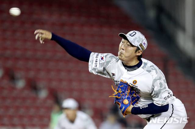 【서울=뉴시스】김병문 기자 = 20일 오후 서울 송파구 잠실야구장에서 열린 '2019 신한은행 MY CAR KBO리그' 두산 베어스와 NC 다이노스의 경기, 7회초 두산 바뀐 투수 배영수가 역투하고 있다. 2019.06.20.  dadazon@newsis.com