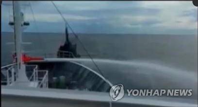 일본 수산청이 지난 18일 공개한 수산청 단속선과 북한 어선의 충돌 당시 모습. 일본 수산청은 "우리 쪽(오쿠니호)은 똑바로 가고 있었는데, 북한 배가 왼쪽으로 키를 꺾었다"고 주장했다. [연합뉴스 자료사진]