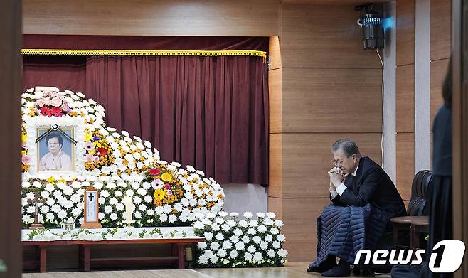 문재인 대통령이 30일 오전 부산 남천성당에 마련된 문 대통령의 어머니 고 강한옥 여사의 빈소에서 생각에 잠겨 있다. (청와대 제공) 2019.10.30/뉴스1