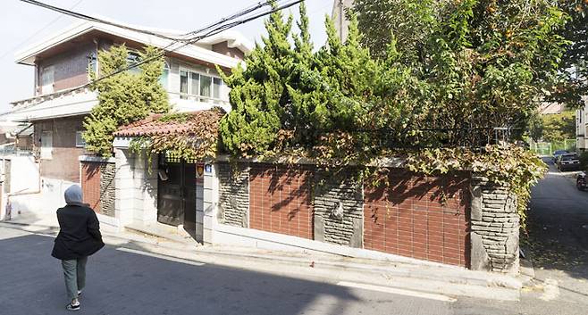 이 집이 방치된 빈집? - 서울시가 '빈집'을 청년들을 위한 공공임대주택으로 공급하겠다며 지난 3월 26억원을 주고 사들인 서울 서대문구 연희동 단독주택의 지난 21일 모습. 현행법상 빈집은 1년 이상 아무도 거주하지 않은 주택을 말하나 이 집에는 지난 1월까지 주민이 거주했다. /김지호 기자