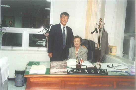 문재인 대통령이 변호사 시절 어머니 강한옥 여사와 함께 사진촬영을 하던 모습. 뉴시스 사진=문재인 대통령 공식 블로그 제공