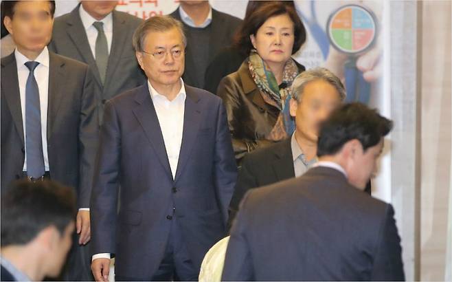 문재인 대통령이 29일 오후 모친인 강한옥(92) 여사의 별세를 지켜본 뒤 부산의 한 병원을 나서고 있다.(사진=연합뉴스)