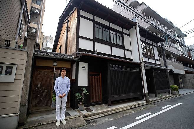 ⓒ시사IN 조남진나루카와 게이치로 교토시 주택공급공사 사업추진과 과장은 30년간 방치돼 있던 교마치야를 인수해 리모델링했다.