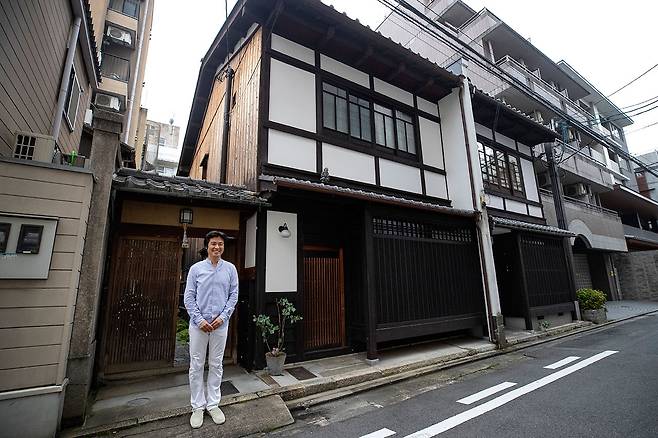 ⓒ시사IN 조남진나루카와 게이치로 교토시 주택공급공사 사업추진과 과장은 30년간 방치돼 있던 교마치야를 인수해 리모델링했다.