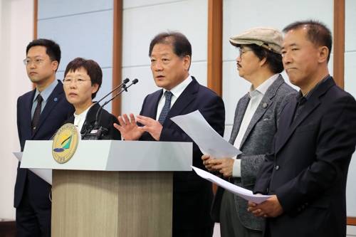 최윤(가운데) 금강산관광재개범강원도민운동본부 상임대표와 이선경(왼쪽 두 번째) 원주시민연대 대표는 등이 30일 강원도청에서 기자회견을 하고 금강산 개별관광객 모집 추진 일정 등을 밝히고 있다.  [강원도 제공.재판매 및 DB 금지]