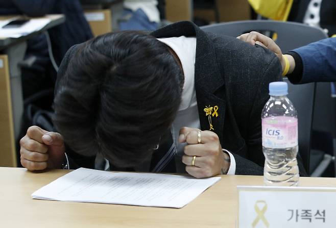 31일 사회적참사 특별조사위원회의 ‘세월호참사 구조수색 적정성 조사내용 중간발표 기자간담회’에서 장훈 4.16 가족협의회 운영위원장이 책상을 치며 눈시울을 붉히고 있다 (사진=뉴스1)