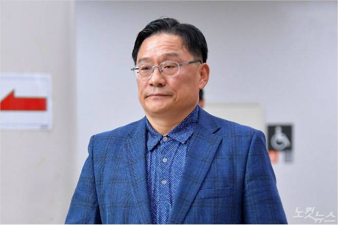 공관병 갑질 논란으로 물의를 빚었다가 뇌물수수 혐의로 재판에 넘겨진 박찬주 전 육군 대장이 지난 4월 26일 2심 선고 공판을 마친 뒤 서울고등법원을 나서고 있다. 박종민기자