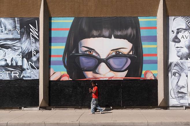 ⓒ시사IN 이명익디트로이트 시내의 폐쇄된 빌딩 외벽에 가림막이 쳐져 있다.