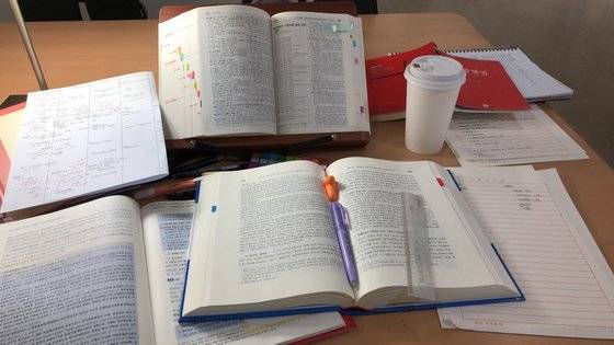 변시생이 공부중인 책상. 박지영 인턴기자