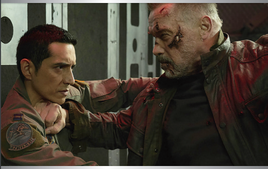 이번 영화에 등장한 T-800(오른쪽)은 제작된 지 오랜 세월이 지나 피부가 자글자글한 것이 특징이다. 월트디즈니컴퍼니코리아 제공