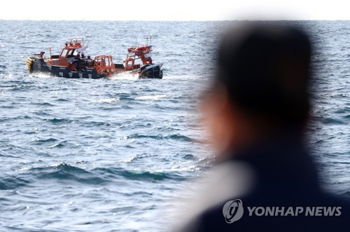 주말 없는 소방헬기 구조수색 (독도=연합뉴스) 김현태 기자 = 2일 오전 독도 인근 해상에서 지난달 31일 추락한 소방헬기의 구조수색 작업이 진행되고 있다. 2019.11.2 mtkht@yna.co.kr