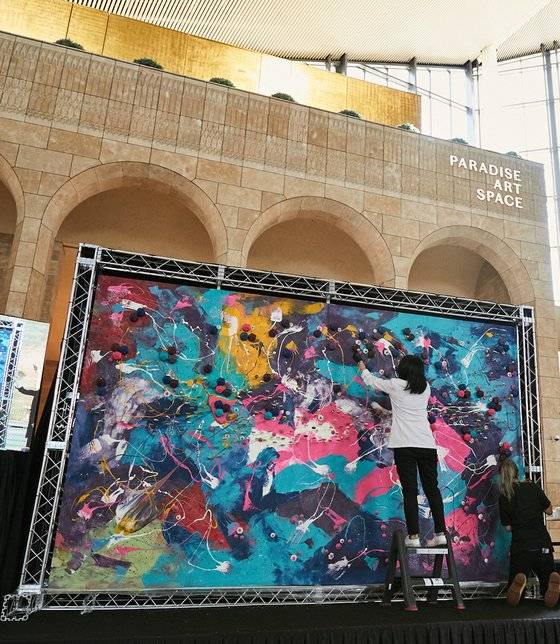 인천 중구 파라다이스시티에서 제니스 웡(왼쪽) 파티시에가 초콜릿으로 그림을 그리고 있다. [사진 파라다이스시티]