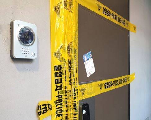 일가족 4명이 숨진 채 발견된 서울 성북구 성북동 소재 한 다세대 주택의 현관문에 3일 오전 폴리스라인이 설치돼 있다. 뉴스1