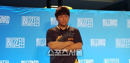 ‘다크’ 박령우가 2일 스타크래프트2 월드챔피언십 시리즈(WCS) 글로벌 파이널 우승 후 가진 인터뷰에서 기념촬영을 하고 있다. 애너하임(미 캘리포니아)=김민규기자 kmg@sportsseoul.com