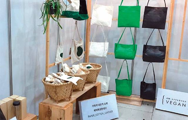 동물 가죽이나 털은 물론이고 동물성 재료를 일절 배제하는 패션 브랜드도 최근 늘어나고 있다. 사진은 면을 가공해 가죽과 비슷한 재질로 표현한 비건 가방. 비건페스타 제공