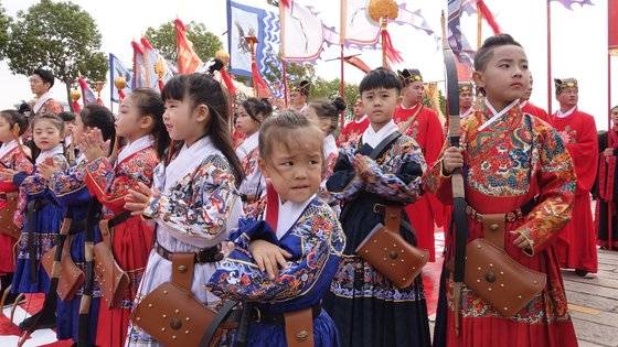 지난달 26일 저장성 자싱시에서 열린 제7회 시탕 한푸문화제 개막행사로 열린 ‘왕조카니발’에 어린이들이 중국 전통 복장인 한푸를 입고 행진 순서를 기다리고 있다. 사진=장창관 프리랜서