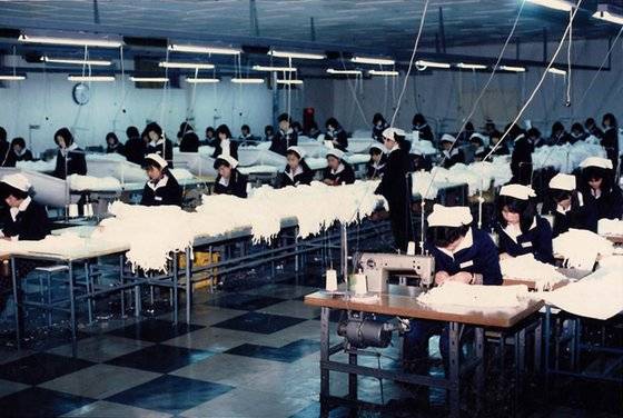 1980년대 백양 전주 공장에서 직원이 백물(흰색 속옷) 봉제 작업을 하고 있다. [사진 BYC]