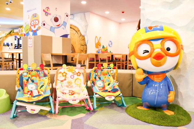 곳곳에서 뽀로로 캐릭터를 볼 수 있는 뽀로로 파크