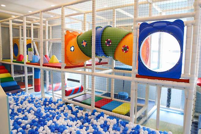 볼풀에서는 아이들이 마음껏 뛰어놀 수 있다