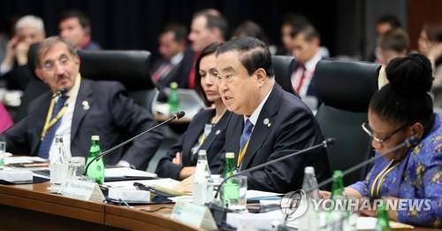 의회 정상회의에서 연설하는 문 의장      (서울=연합뉴스) 문희상 국회의장(오른쪽 두번째)이 4일 일본 도쿄에서 열린 주요 20개국 G20 의회 정상회의에서 '자유롭고 개방적인 공정무역 및 투자 촉진'을 주제로 연설하고 있다. 2019.11.4 [국회제공. 재판매 및 DB 금지]      photo@yna.co.kr  (끝)