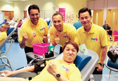 위러브유는 유럽에도 나눔 문화를 확산시키고 있다. 사진은 2019년 7월 영국 맨체스터 노폭 하우스 헌혈센터에서 진행한 ‘제319차 전 세계 헌혈하나둘운동’ 참가자들의 모습.