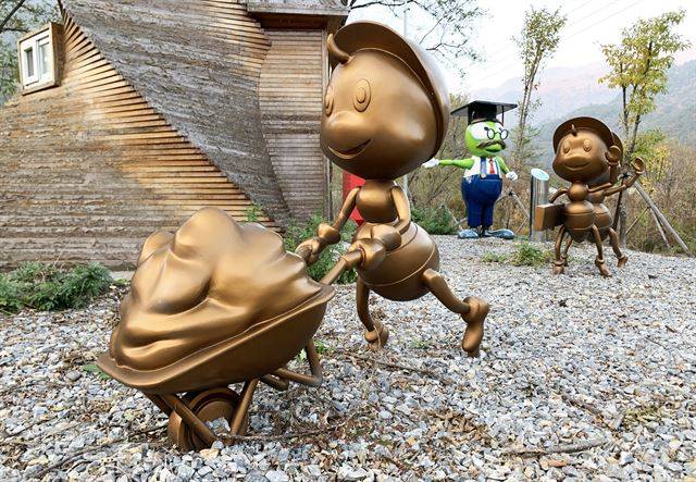 구절리 마을 곳곳에 곤충 조형물이 세워져 있다.