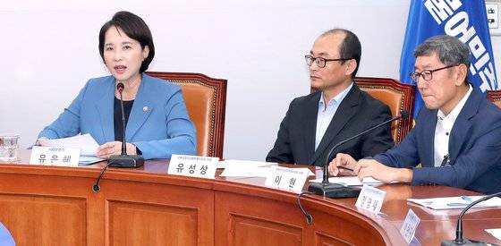 유은혜 사회부총리 겸 교육부장관이 지난 26일 국회에서 열린 교육공정성강화 특별위원회 회의에서 대입 학생부종합전형 비교과영역 폐지 등의 내용이 담긴 대입제도 개선 방향에 대해 발언하고 있다. [뉴스1]