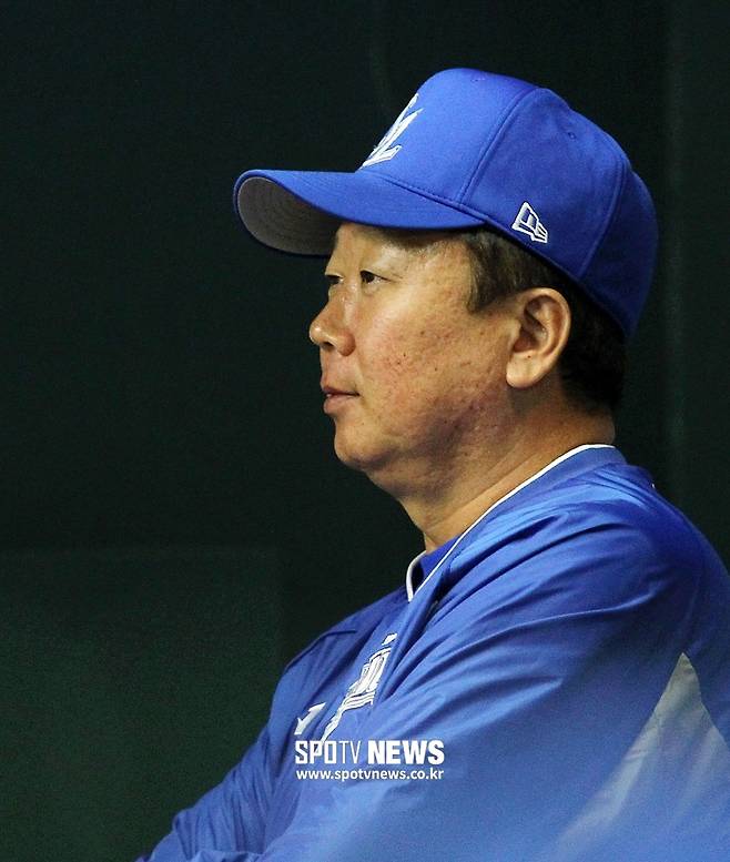 ▲ 삼성 선동열 감독은 2005년과 2006년 구단 역사상 최초로 2년 연속 통합우승을 달성했다. 그러나 2010년 한국시리즈에서 SK에 4연패로 준우승에 그친 뒤 삼성 유니폼을 벗었다. ⓒ삼성 라이온즈