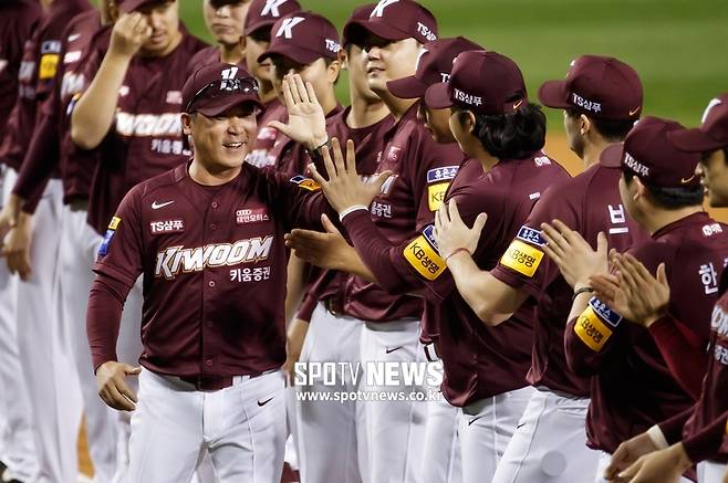 ▲ 장정석 감독이 한국시리즈에서 키움 히어로즈 선수들과 하이파이브를 하고 있다. 한국시리즈가 히어로즈와 작별 무대가 됐다. ⓒ한희재 기자