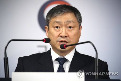 발표하는 박백범 교육부 차관 (서울=연합뉴스) 김승두 기자 = 박백범 교육부 차관이 5일 오후 정부서울청사에서 학생부종합전형(학종) 실태조사 결과를 발표하고 있다. kimsdoo@yna.co.kr