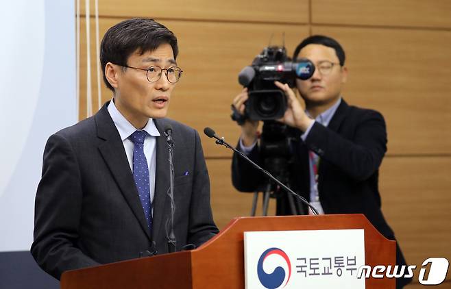 이문기 국토교통부 주택토지실장이 6일 정부세종청사 브리핑실에서 주거정책심의위원회 결과 민간택지 분양가상한제는 서울 27개동을 지정했다고 밝혔다. 2019.11.6/뉴스1 © News1 장수영 기자