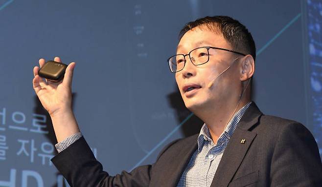 구현모 KT 사장이 지난 4일 초소형 셋톱박스 UHD4를 소개하고 있는 모습.