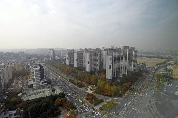 국토교통부는 주거정책심의위원회 심의·의결을 거쳐 분양가상한제 적용 지역 지정 및 조정대상지역 일부 해제 발표했다. 6일 강남성모병원에서 바라본 반포동 일대 모습. 사진=박범준 기자