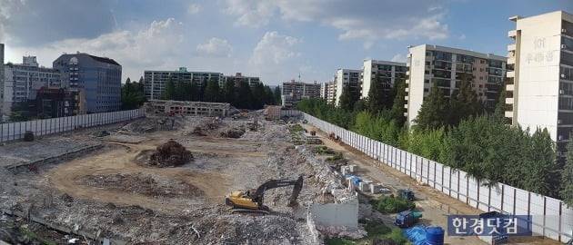 서울 강남권 한 재건축 단지가 일반분양을 앞두고 철거 공사를 진행 중인 모습. 전형진 기자
