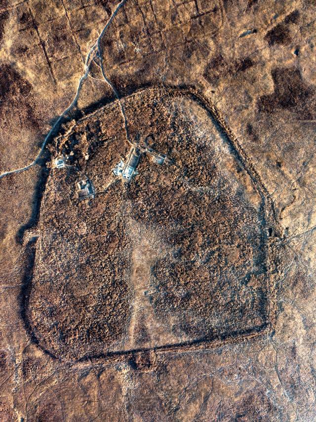 러시아 연해주 두만강 인근 핫산지구에 위치한 크라스키노 지역에 위치한 발해시대 염주성(鹽州城) 발굴지를 드론으로 촬영한 모습./사진제공=동북아역사재단