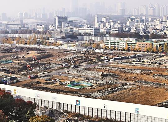 포클레인 등 건설장비들이 6일 서울 강동구 둔촌동의 재건축 공사 현장에서 철거작업을 하고 있다. 국토교통부는 이날 둔촌동을 포함해 서울 강남 4구(강남·송파·서초·강동구) 22개 동, 마포·용산·성동·영등포구 5개 동의 민간택지에 분양가상한제를 적용한다고 발표했다. 민간택지 분양가상한제는 2015년 4월부터 사실상 중단됐다가 4년7개월 만에 부활됐다. 뉴시스