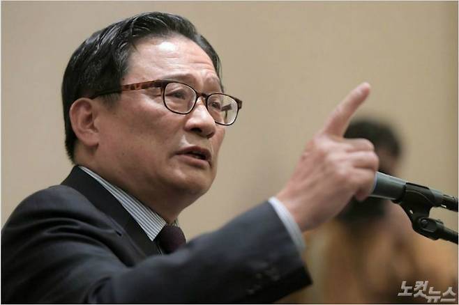 자유한국당 영입 인사로 거론됐던 박찬주 전 육군대장이 4일 서울 여의도 63스퀘어 별관에서 자유한국당 영입 추진 보류와 공관병 갑질 논란 등에 대한 입장을 밝히고 있다.(사진=이한형 기자)