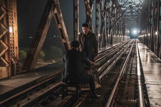 귀수와 잡초의 기찻길 장면/'신의 한수: 귀수편' 스틸