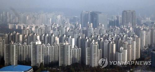 정부, 분양가 상한제 적용지역 발표 (서울=연합뉴스) 최재구 기자 = 국토교통부는 6일 정부세종청사 중회의실에서 주거정책심의위원회를 열어 강남구 개포동, 송파구 잠실동, 용산구 한남동 등 서울 27개 동을 민간택지 분양가 상한제 적용 지역으로 지정했다. 사진은 서울 강남구 대치동 아파트 단지.  2019.11.6 jjaeck9@yna.co.kr
