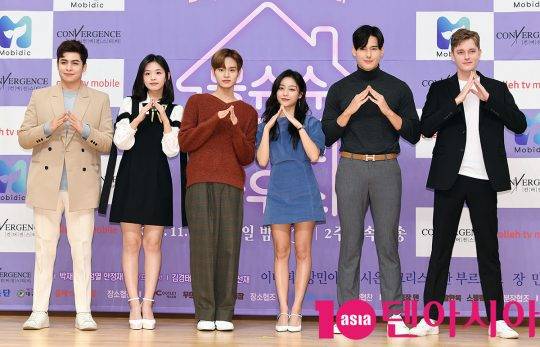 이대휘, 강민아, 김시은, 크리스티안 부르고스, 장민, 다니엘힉스가&nbsp;8일 오후 서울 양천구 목동 SBS 사옥에서 열린 SBS 모비딕 숏폼드라마 ‘몽슈슈글로벌하우스'(이하 몽글스) 제작발표회에 참석하고 있다.