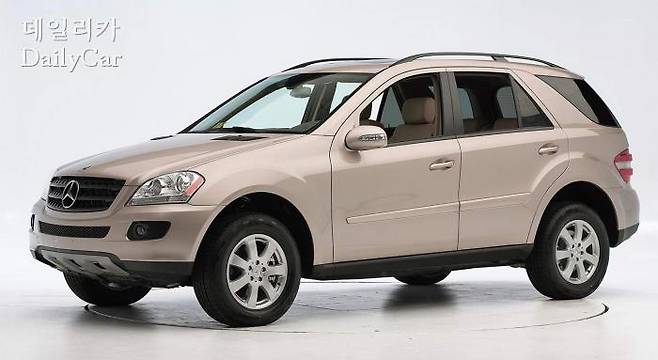 2009년에 등장했던 M클래스도 C필러를 강조한 모습