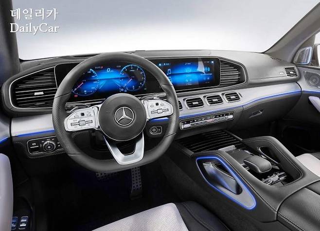 GLE의 인스트루먼트 패널과 그립이 있는 콘솔