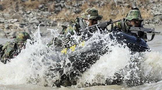 해병대 수색대대의 동계 설한지 훈련의 일환으로 천리행군 복귀 중인 수색대대 장병들의 모습. [사진 공동취재단]