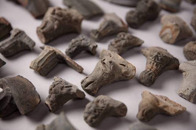 신라와 통일신라시대 최고 지배층이 사용했을 것으로 추정되는 벼루의 다리들.