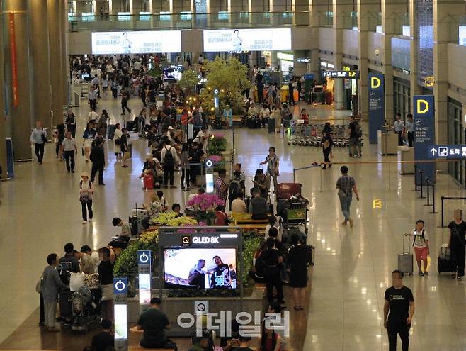 인천공항 제1여객터미널 1층 로비에 있는 여행객들의 모습. (사진 = 이종일 기자)