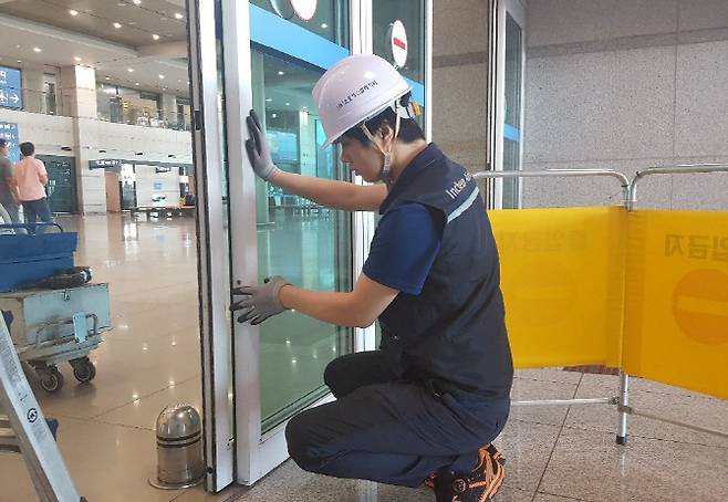 ㈜태성에스컬레이터 직원이 인천공항 제1여객터미널 1층 게이트에서 자동문 작동을 점검하고 있다.