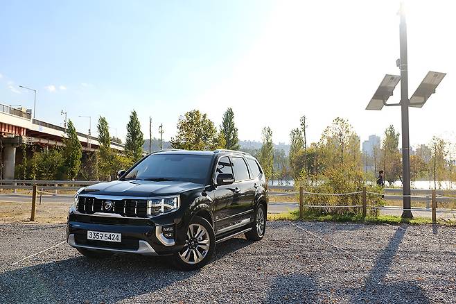 기아 모하비와 자유로 주행에 나섰다.