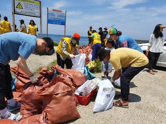 지난 6월 금능포구에서 쓰레기를 정리하고 있는 참가자들. 한 번 수거된 쓰레기는 많은때는 3~40자루에 달하기도 한다. [사진 세이브제주바다]