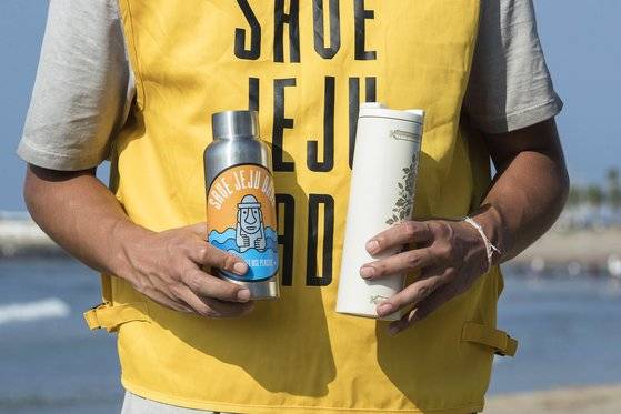 이들은 제주를 찾을때는 꼭 텀블러를 지참해달라고 부탁했다. 장진영 기자