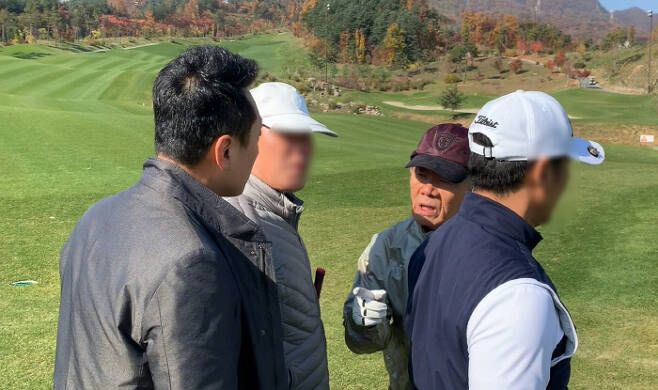 지난 7일 강원 홍천의 한 골프장에서 지인들과 함께 골프를 치던 전두환 전 대통령이 임한솔 정의당 부대표의 질문을 받고 답하고 있다. 정의당 제공